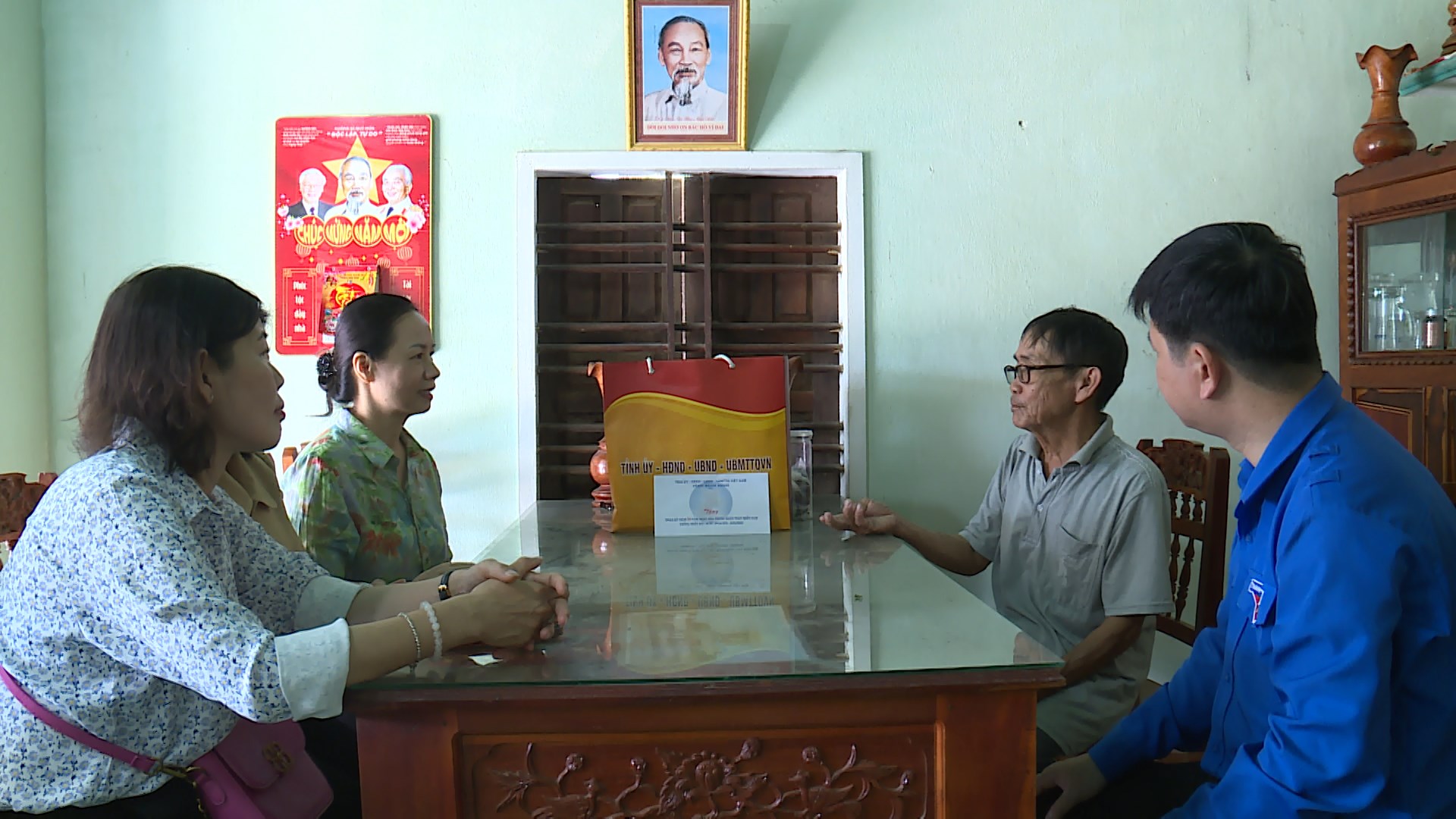 Thăm và tặng quà các gia đình chính sách nhân kỷ niệm 50 năm Ngày giải phóng miền Nam, thống nhất đất nước.