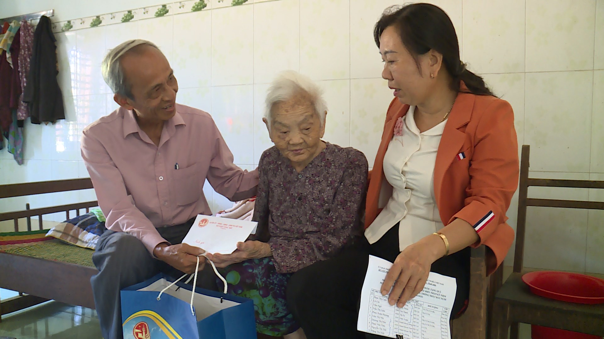 Phó Chủ tịch HĐND huyện Đặng Văn Tân thăm và tặng quà các gia đình chính sách nhân kỷ niệm 50 năm giải phóng miền Nam, thống nhất đất nước.