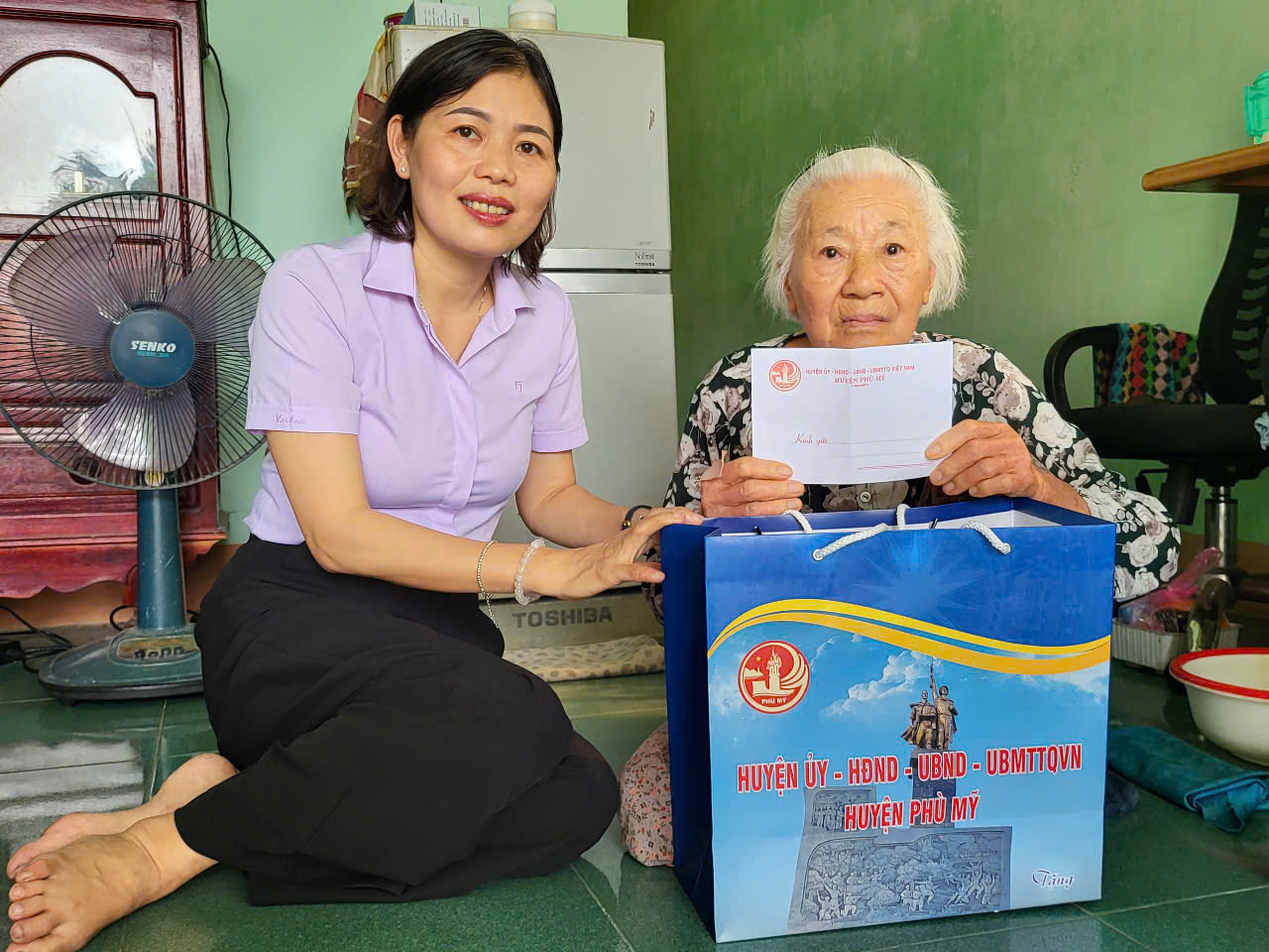 Phó Chủ tịch UBND huyện Phù Mỹ Nguyễn Thị Thu Phương thăm, tặng quà gia đình chính sách tại xã Mỹ Hòa và xã Mỹ Quang