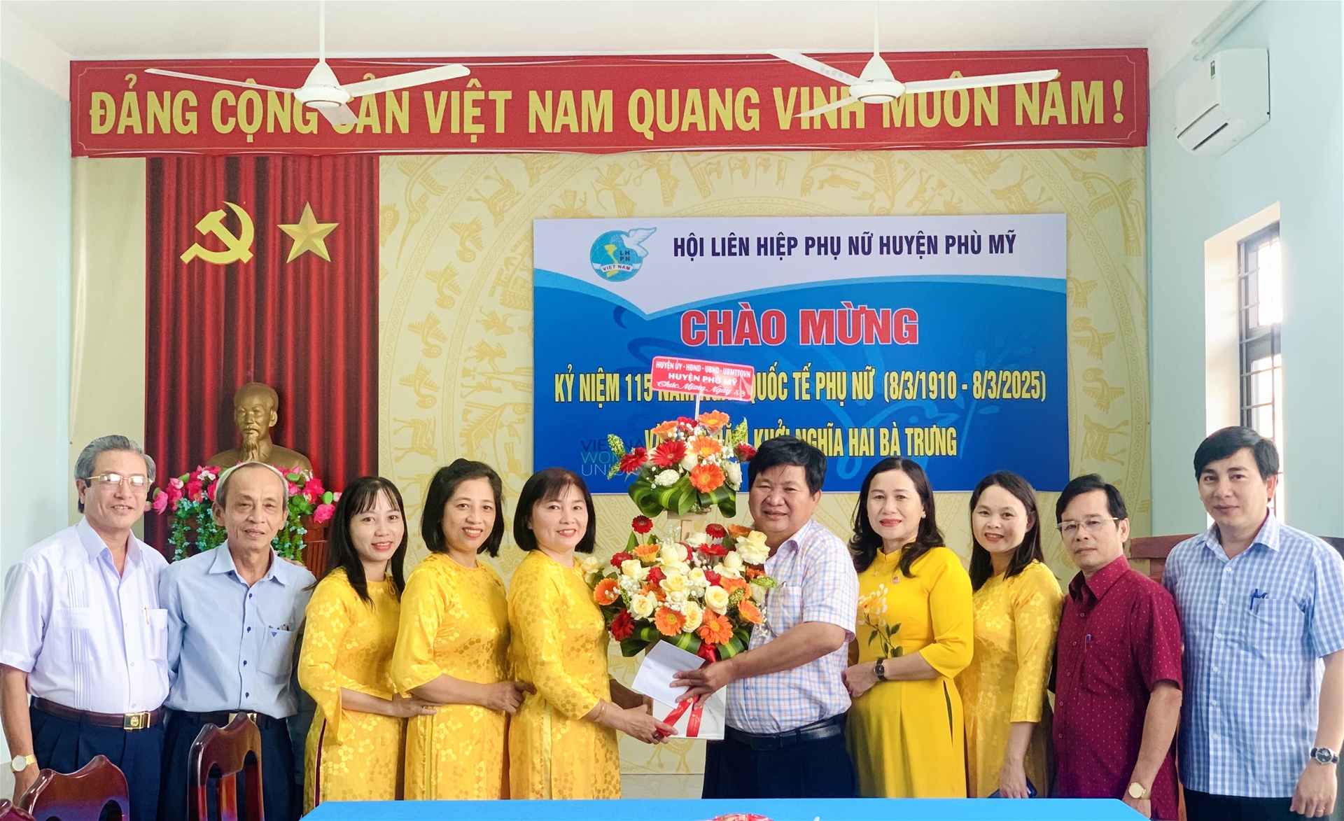 Lãnh đạo huyện thăm, chúc mừng Hội LHPN huyện nhân kỷ niệm 115 năm ngày Quốc tế Phụ nữ (08/3/1910 - 08/3/2025)