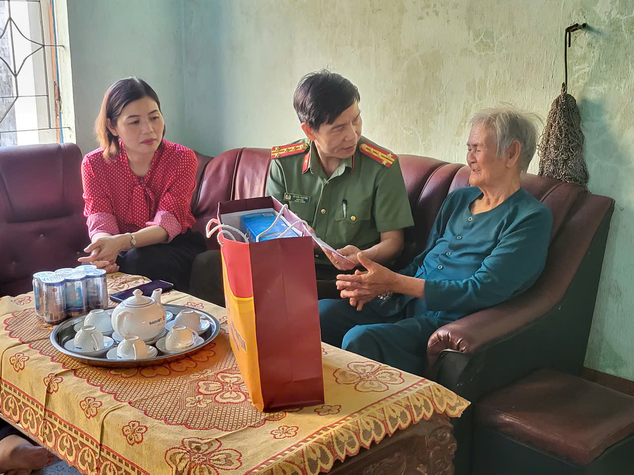Giám đốc Công an tỉnh Võ Đức Nguyện thăm tặng quà gia đình chính sách tại huyện Phù Mỹ